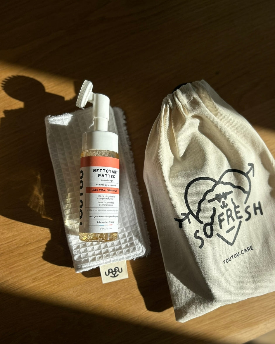 Hydrating dog paw cleanser for outdoor use