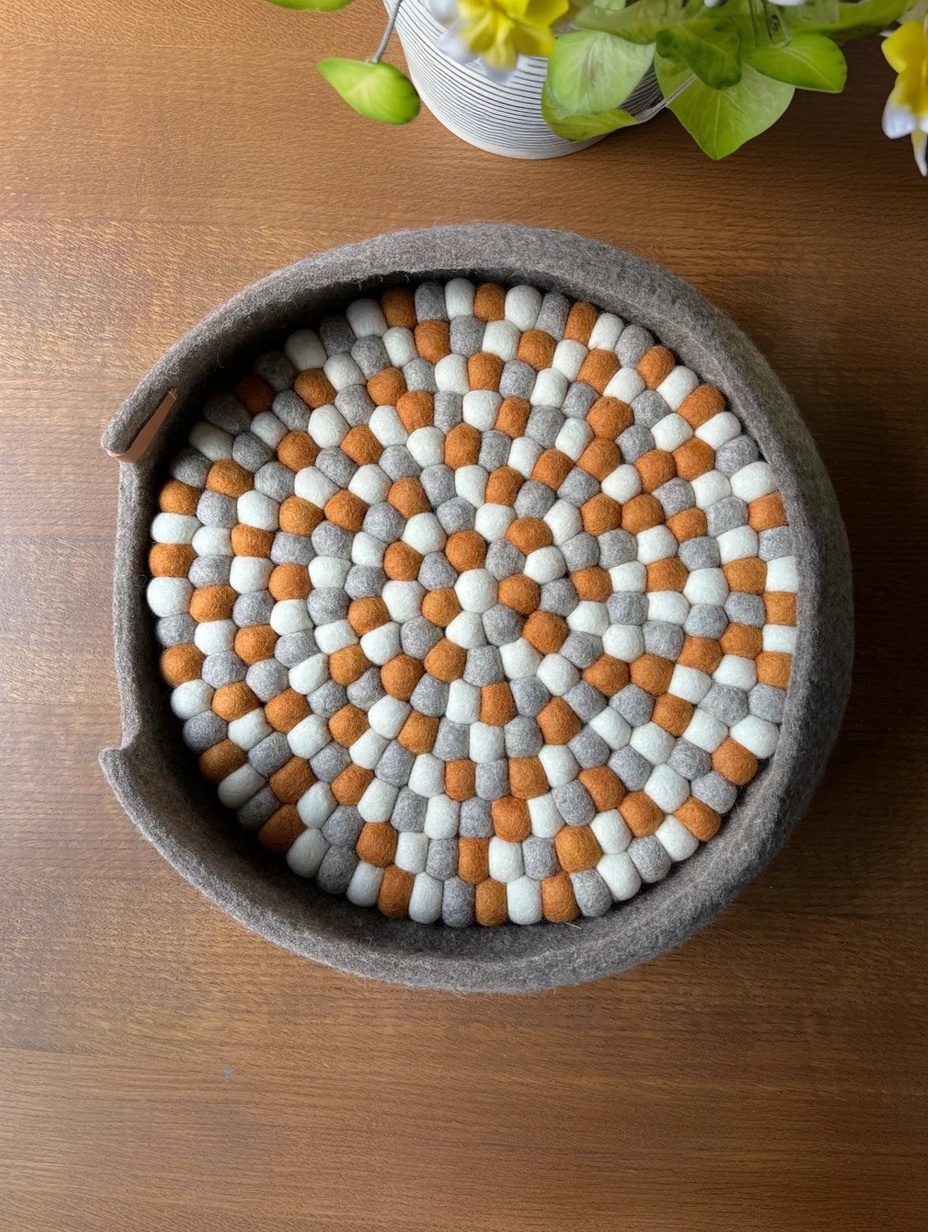 Round wool felt cat bed